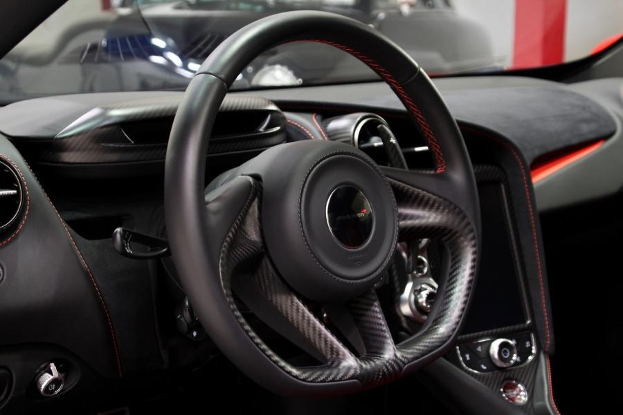 Детали интерьера McLaren 720S Performance 2018 года  (фото 51 из 60)
